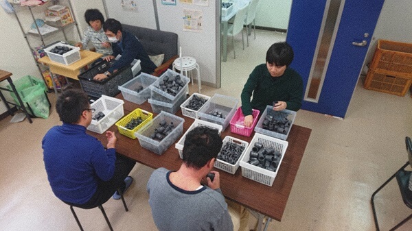 部品組み立て作業